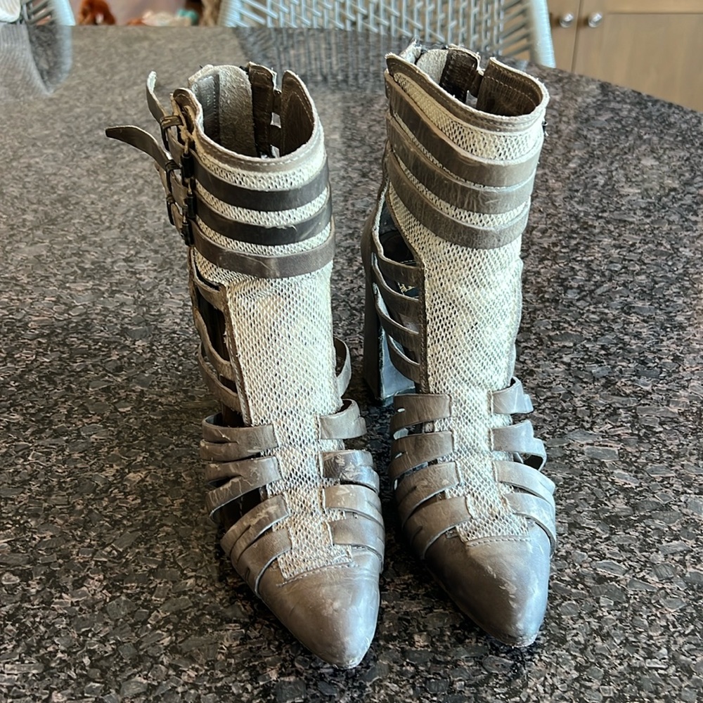 Freebird Jude Size 9 in Silver/ Grey